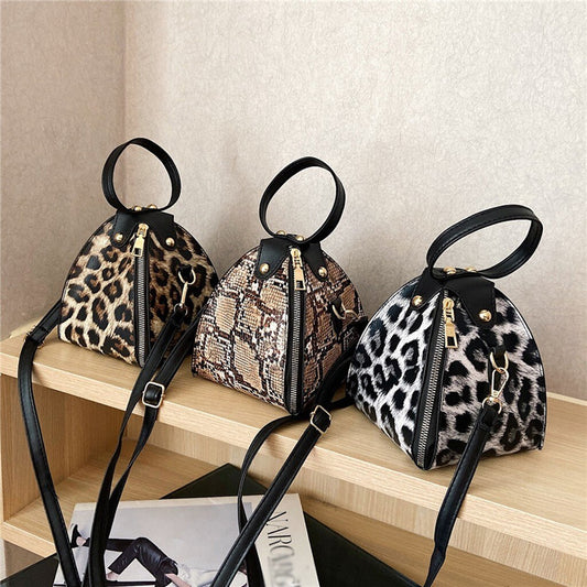 Dreieckige Handtasche mit Leopardenmuster