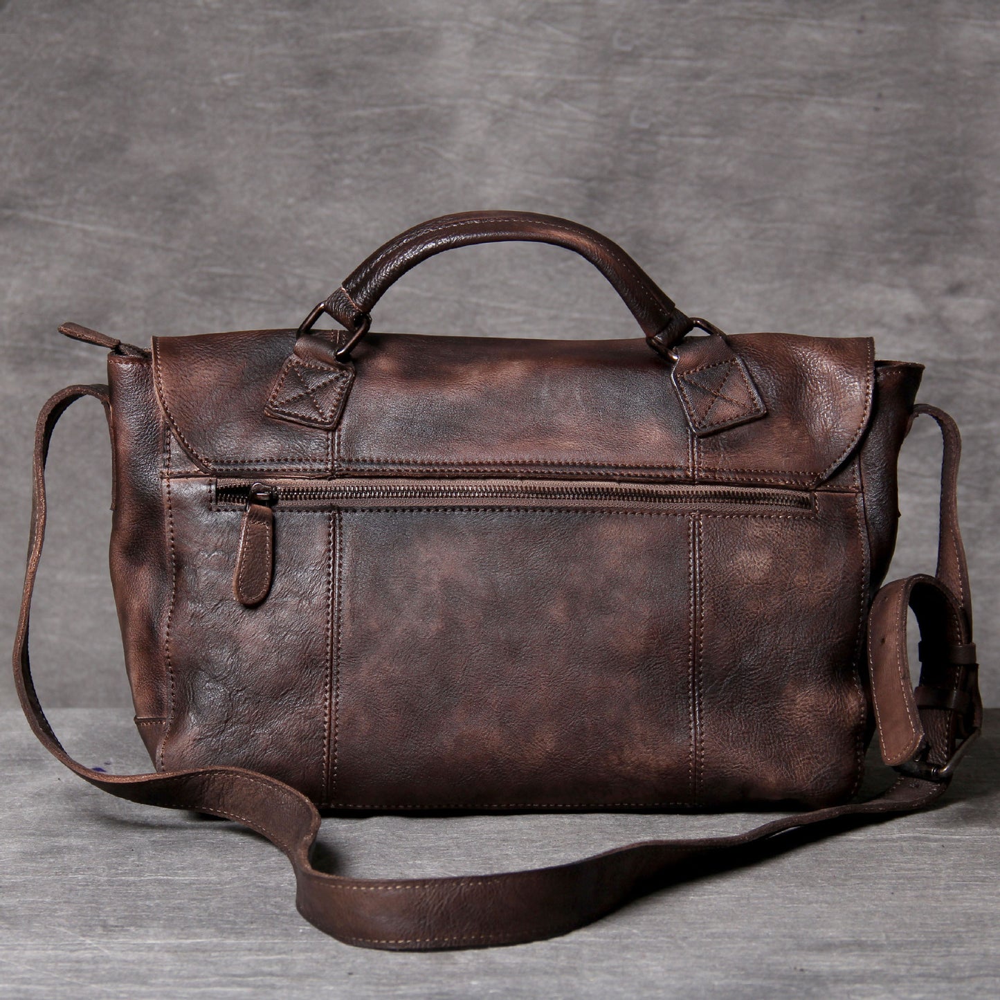 Retro-Schultertasche aus erstem Rindsleder im Distressed-Look